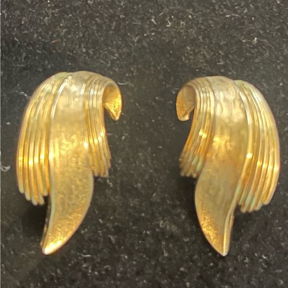 Elegant Trifari Clip On Gold Earrings - Picture 1 of 5